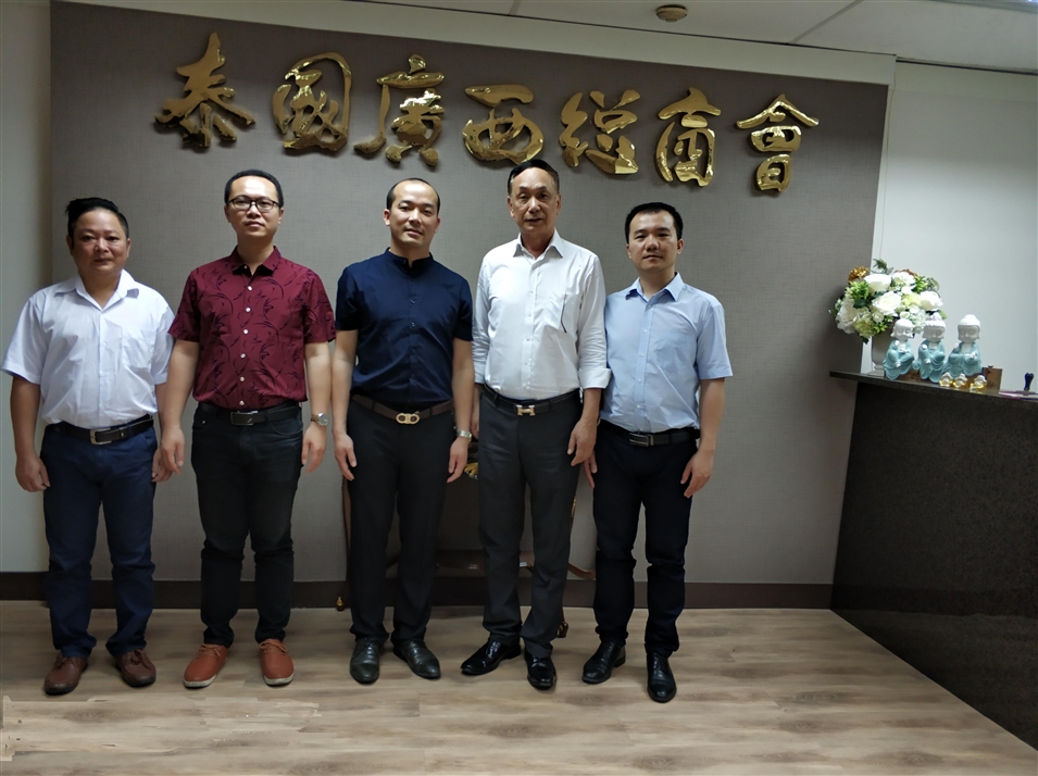 從左往右依次為國際部合伙人林健偉先生（左一），國際部總監(jiān)吳琪先生（左二），執(zhí)行董事粟宥朝先生（左三），商會主席李宇明（右二），國際部合伙人黃文超先生（右一）