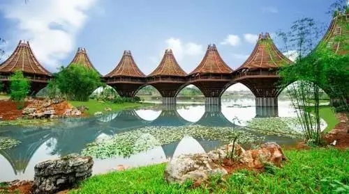 圖為中國-東盟友誼館。該建筑以廣西的風雨橋為原型，寓意“手拉手，心連心”。表達中國與東盟十國睦鄰友好、合作共贏之意。
