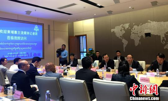 柬埔寨主流媒體采訪團(tuán)在廣西大學(xué)與師生交流。