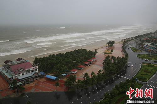 資料圖：2017年11月5日，越南峴港某處海灘風雨交加。