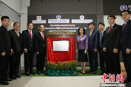 12月18日，由泰國國家研究院泰中戰(zhàn)略研究中心與中國人民大學(xué)國家發(fā)展與戰(zhàn)略研究院共建的泰中“一帶一路”合作研究中心在泰國曼谷正式揭牌成立。作為隸屬于泰國國家研究院的高端智庫，該中心未來將作為泰國“一帶一路”研究和推動泰中高端智庫合作的主要機(jī)構(gòu)。中新社記者 趙婧楠 攝