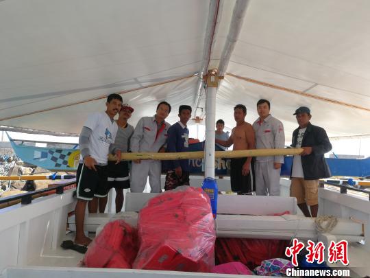 中國援助菲律賓PGN大橋工程可行性研究項目”（ThePanay-Guimaras-NegrosBridgeProject）海洋水深測量勘測人員，3月1日在吉馬拉斯海峽作業(yè)時，成功營救兩名菲律賓落水漁民。圖為兩位漁民及家屬對進(jìn)行營救的中國勘測人員合影表達(dá)感謝。 中交公路規(guī)劃設(shè)計院有限公司 攝